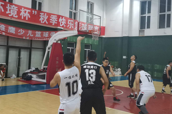 “一諾環(huán)境杯”秋季快樂(lè)籃球聯(lián)賽火熱激戰(zhàn)中 “一諾環(huán)境杯”秋季快樂(lè)籃球聯(lián)賽火熱激戰(zhàn)中