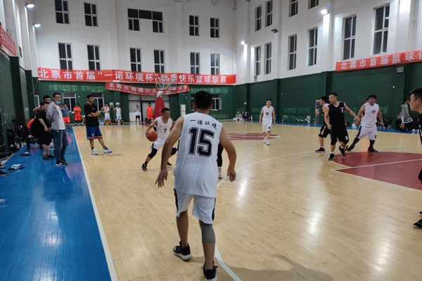 “一諾環(huán)境杯”秋季快樂(lè)籃球聯(lián)賽火熱激戰(zhàn)中 “一諾環(huán)境杯”秋季快樂(lè)籃球聯(lián)賽火熱激戰(zhàn)中